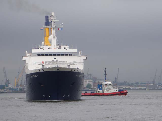 Cruiseschip ms Saga Pearl II aan de Cruise Terminal Rotterdam